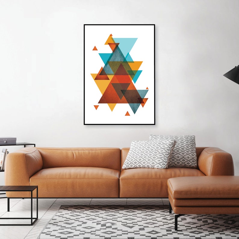 K&ouml;nnte beinhalten: Abstrakter geometrischer Kunstdruck mit einem geschichteten Design aus &uuml;berlappenden Dreiecken in Orange-, Blau- und Braunt&ouml;nen. Die Dreiecke sind in Pyramidenform auf wei&szlig;em Hintergrund angeordnet.