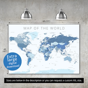 Op de afbeelding: Een grote wereldkaart print, 122 cm x 183 cm (4 ft x 6 ft), in blauwe en witte tinten. De kaart is voorzien van het opschrift "MAP OF THE WORLD" en bevat de tekst "Extra large digital download". De print wordt op een getextureerde muur weergegeven.