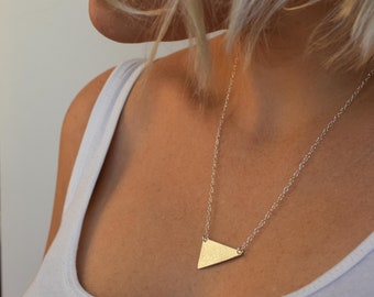 Geometriskt triangelhalsband - Silvertriangelhalsband - Halsband i lager - Texturerat silverhalsband