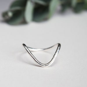 Silke Deep V Ring - Recyceltes Silber - Geschmolzenes Finish - Chevron Ring - Nachhaltig