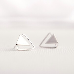 Boucles doreilles Triangle Stud Boucles doreilles Silver Stud Boucles doreilles Géométriques Stud Boucles doreilles Silver Triangle post Boucles doreilles Double Triangle image 2