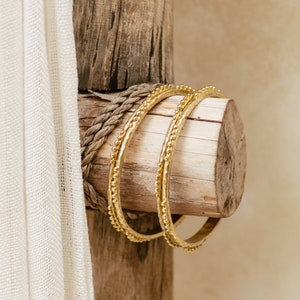 Armbandsset i mässing, RAJA-armbandsset, texturerat guldarmband, boho armband, stapelbart armband, hamrade smycken