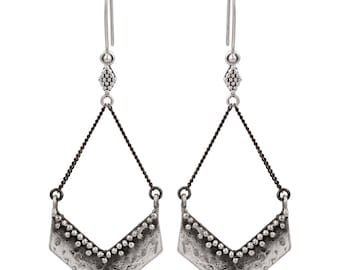 Kali Taisa hangende oorbellen - witte messing boho chic oorbellen - Nakila collective