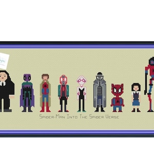 Pode incluir: Obra de arte em ponto cruz com personagens de Spider-Man: Into the Spider-Verse. A peça emoldurada mostra versões pixeladas dos heróis, incluindo o Homem-Aranha, em vários trajes. O título do filme é exibido abaixo.