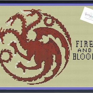 Pode incluir: Padrão de ponto cruz com um dragão vermelho de três cabeças com as palavras "Fire and Blood" em preto.