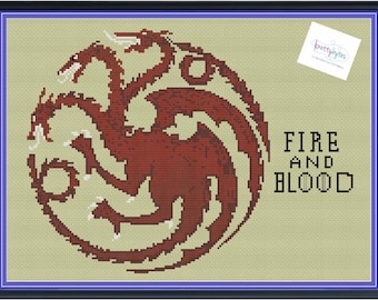 Peut inclure: Motif de point de croix représentant un dragon rouge à trois têtes avec les mots "Fire and Blood" en noir.
