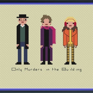 Pode incluir: Padrão de ponto cruz com três personagens pixelados do programa de televisão 'Only Murders in the Building'. Os personagens usam roupas e chapéus coloridos. O texto 'Only Murders in the Building' está na parte inferior do padrão.