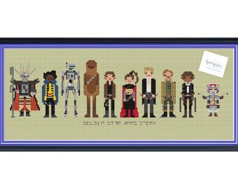 Peut inclure: Une œuvre d'art en point de croix représentant les personnages de "Solo: A Star Wars Story". L'œuvre encadrée présente des personnages pixélisés, dont un Wookiee et des robots. Le fond est beige clair et le cadre est bleu foncé. Le texte "SOLO: A STAR WARS STORY" est visible.