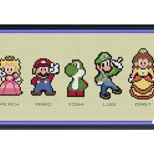 Pode incluir: Padrão de ponto cruz com personagens pixelados da série de videogames Super Mario Bros. Os personagens incluem Peach, Mario, Yoshi, Luigi e Daisy. Cada personagem está etiquetado com seu nome.