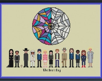 Peut inclure: Broderie au point de croix représentant les personnages de la série Wednesday, avec un motif de vitrail au-dessus. Les personnages sont alignés, avec le mot "Wednesday" en dessous. L'œuvre est encadrée d'un bord bleu.