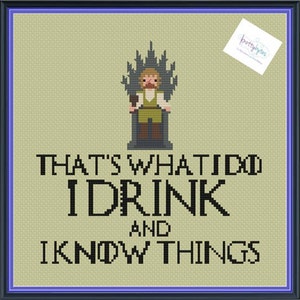 Pode incluir: Padrão de ponto cruz com uma imagem pixelada de um personagem sentado em um trono com uma bebida na mão. O texto diz "That's what I do I drink and I know things."