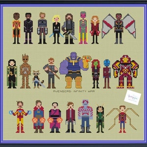 Pode incluir: Obra de arte em ponto cruz com personagens pixelados dos Vingadores do filme Guerra do Infinito. A peça emoldurada mostra vários heróis em um padrão de grade, com um fundo verde claro e uma moldura azul escura.