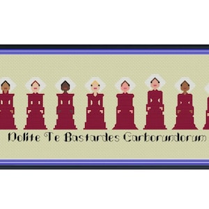 Pode incluir: Padrão de ponto de cruz com oito mulheres em túnicas vermelhas e bonés brancos, com o texto "Nolite Te Bastardes Carborundorum".