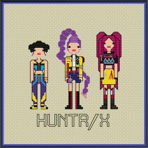 Pode incluir: Obra de arte em ponto cruz com três figuras estilizadas em cores vibrantes. As figuras são pixeladas com contornos pretos e usam roupas em tons de roxo, amarelo e vermelho. O texto "HUNTR/X" é exibido abaixo.