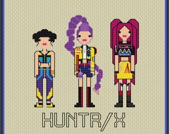 Peut inclure: Broderie au point de croix représentant trois personnages stylisés aux couleurs vives. Les personnages sont pixélisés avec des contours noirs et portent des tenues dans les tons de violet, jaune et rouge. Le texte "HUNTR/X" est affiché en dessous.