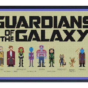 Pode incluir: Padrão de ponto cruz com os personagens dos Guardiões da Galáxia. Os personagens são representados em um estilo pixelado, com seus nomes listados abaixo de cada personagem. O título "Guardiões da Galáxia" é exibido no topo do padrão.