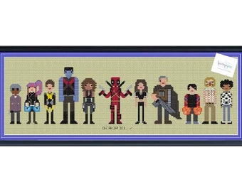 Peut inclure: Une œuvre d'art au point de croix représentant des personnages de bandes dessinées pixélisés, dont Deadpool. Les personnages sont disposés en rangée sur un fond beige clair, encadrés dans un cadre bleu foncé.