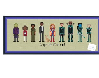 Peut inclure: Motif de point de croix représentant un groupe de personnages du film Captain Marvel, dont Captain Marvel, le chat Goose et d'autres membres des Kree et de Starforce. Le motif est encadré dans un cadre noir avec un passe-partout violet.