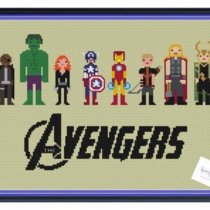 Pode incluir: Uma bordada em ponto cruz, emoldurada, com os personagens dos Vingadores em forma pixelizada. Os personagens incluem Hulk, Homem de Ferro, Thor e Capitão América. O logotipo dos Vingadores é bordado em preto abaixo.