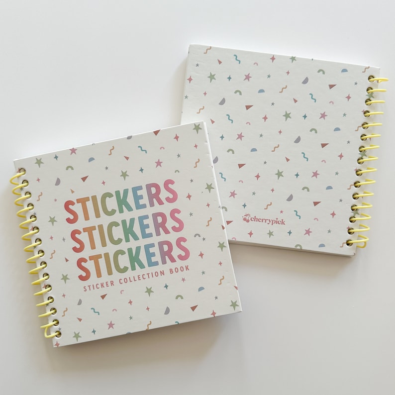 Puede incluir: Dos libros de colecci&oacute;n de pegatinas encuadernados en espiral con fondo blanco y un patr&oacute;n de confeti de colores. La portada de un libro dice "Stickers" tres veces en colores arco&iacute;ris y "Sticker Collection Book" en texto negro. La contraportada del otro libro tiene un peque&ntilde;o logotipo rosa que dice "cherrypick".