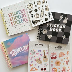 Puede incluir: Una colecci&oacute;n de libros de pegatinas y hojas de pegatinas con varios temas. Los libros de pegatinas tienen portadas coloridas con el texto "Stickers" y "Sticker Collection Book". Las hojas de pegatinas presentan dise&ntilde;os como signos de paz, rayos, patinetas, cerezas, mariposas y bolas de discoteca.