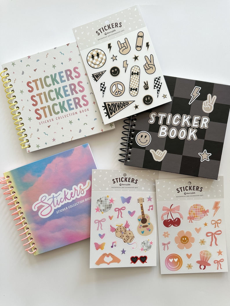 Puede incluir: Una colecci&oacute;n de libros de pegatinas y hojas de pegatinas con varios temas. Los libros de pegatinas tienen portadas coloridas con el texto "Stickers" y "Sticker Collection Book". Las hojas de pegatinas presentan dise&ntilde;os como signos de paz, rayos, patinetas, cerezas, mariposas y bolas de discoteca.