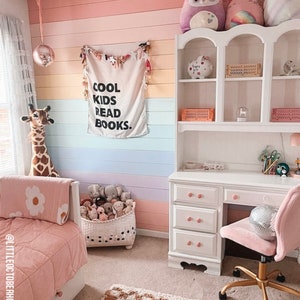 Bannière cool de livres pour enfants | Tapisserie en tissu | Art mural pour enfants et décoration pour chambre/salle de jeux | Salle de classe | Suspension murale neutre pour rat de bibliothèque