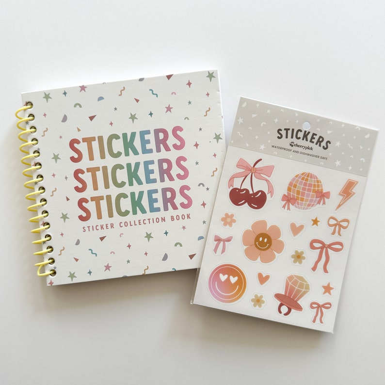 Puede incluir: Un libro de colecci&oacute;n de pegatinas con un dise&ntilde;o colorido que presenta las palabras "Stickers" repetidas tres veces. El libro tiene una encuadernaci&oacute;n en espiral y est&aacute; cerrado. Junto al libro hay una hoja de pegatinas con una variedad de dise&ntilde;os, incluyendo cerezas, una bola de discoteca, una cara sonriente y corazones. Las pegatinas son impermeables y aptas para lavavajillas.
