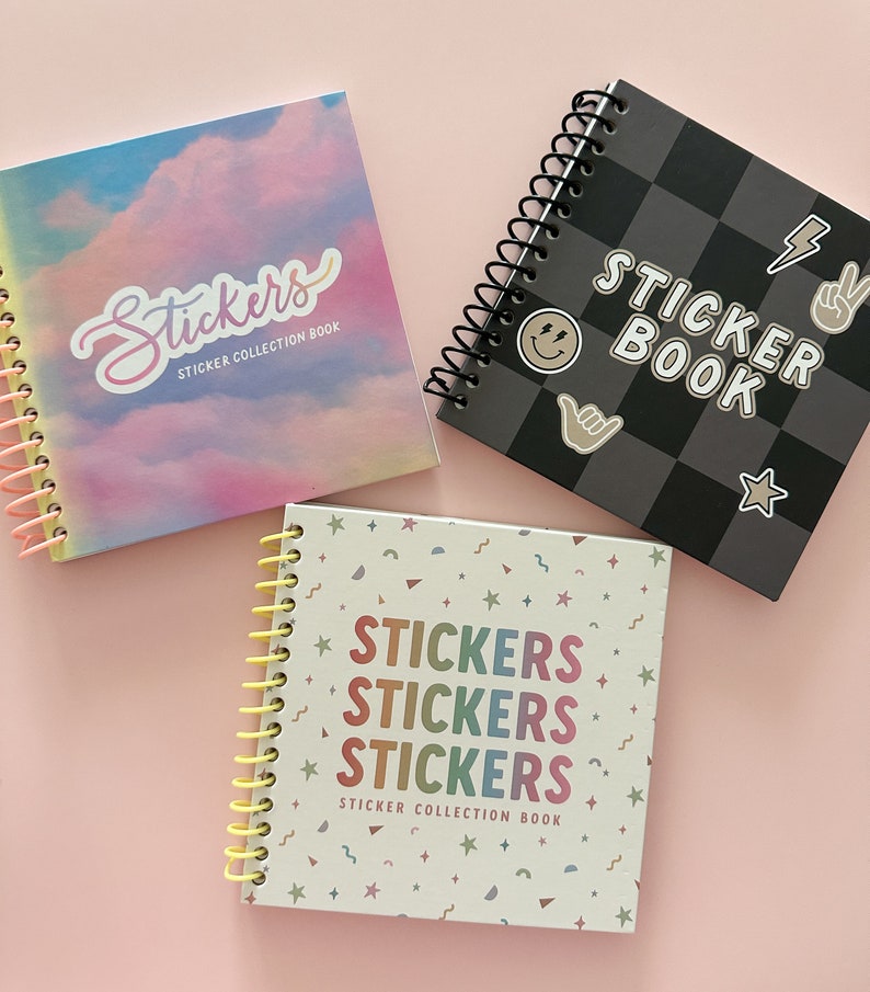Puede incluir: Tres libros de colecci&oacute;n de pegatinas coloridos con encuadernaci&oacute;n en espiral. El primer libro tiene un dise&ntilde;o de nubes rosa y azul con el texto "Stickers Sticker Collection Book". El segundo libro tiene un dise&ntilde;o a cuadros blanco y negro con el texto "Sticker Book". El tercer libro tiene un fondo blanco con un patr&oacute;n de arco&iacute;ris y el texto "Stickers Stickers Stickers Sticker Collection Book".