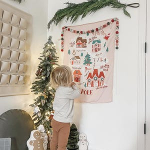 Bannière rose de carte du pôle Nord - Noël bannière du village du père Noël - décoration de tapisserie suspendue pour les fêtes de Noël pour enfants | Signe féminin du pôle Nord