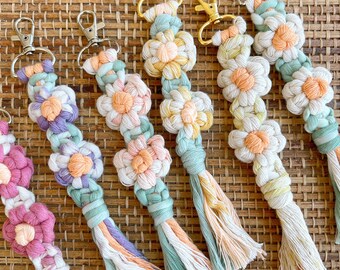 Summer Tie Dye Daisy Macrame Keychain / Handmade Keychain / Boho Keychain / Party Favor / Retro Daisy / Party Gift / Backpack Keychain