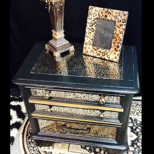 Tavolino leopardato - mobili leopardati - - comodini - decorazioni leopardate - tavolini da camera da letto - stampa leopardata - comodini - tavolini laterali - decorazioni per camerette