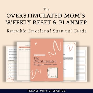 Può includere: Un'agenda settimanale e una guida alla sopravvivenza emotiva intitolata "The Overstimulated Mom's Weekly Reset & Planner". La copertina è color pesca con linee astratte bianche e testo. L'agenda include pagine per la pianificazione dei confini e i trigger settimanali.