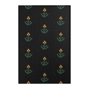 Peut inclure: Un tapis rectangulaire noir avec un motif répété de fleurs orange stylisées et de feuilles vertes. Les fleurs ont trois petites fleurs. Le tapis a un aspect texturé.