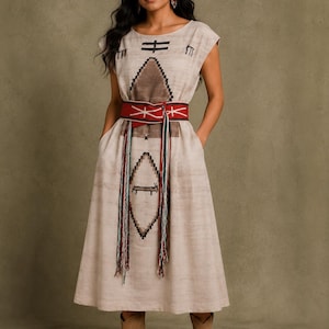 Indigene Dress Base - Verstellbarer Gürtel und Taschen in Hellbraun und Creme - Bereit für die persönliche Anpassung
