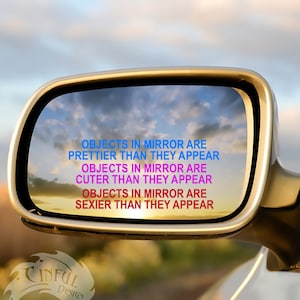 Puede incluir: Espejo retrovisor de coche con el texto "OBJECTS IN MIRROR ARE PRETTIER THAN THEY APPEAR", "OBJECTS IN MIRROR ARE CUTER THAN THEY APPEAR" y "OBJECTS IN MIRROR ARE SEXIER THAN THEY APPEAR". El espejo refleja un atardecer.