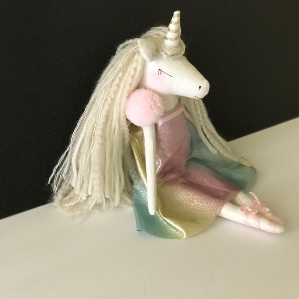 Poupée en tissu faite à la main, Poupée licorne, poupée en tissu, Poupée souvenir, Poupée de chiffon, poupée d’héritage, Créature mythique, Couleurs arc-en-ciel,