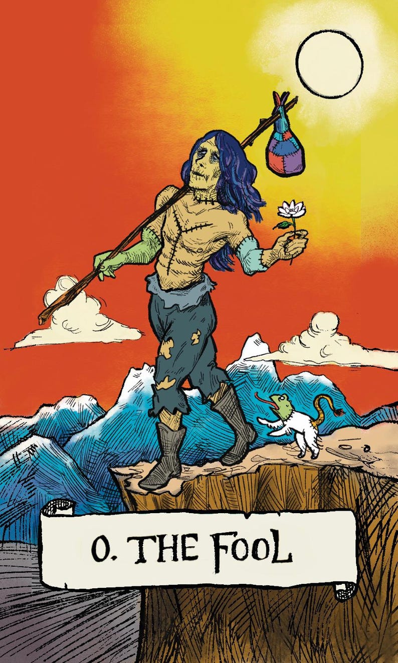 Op de afbeelding: Illustratie van een tarotkaart, "De Dwaas". Een gestikte figuur met blauw haar en versleten kleding draagt een staf en een bloem. Een klein wit wezen met een groene kop en lange tong vergezelt de figuur. De achtergrond is een zonsondergang boven bergen.