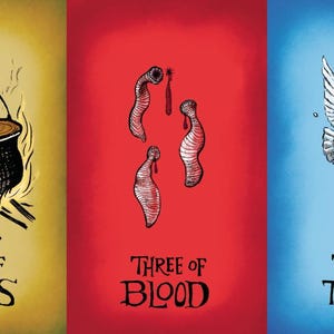 Op de afbeelding: Drie illustraties van tarotkaarten. De eerste toont een ketel boven vlammen, de tweede drie wormachtige figuren en de derde een duif doorboord door een pijl. Elke kaart heeft een titel.