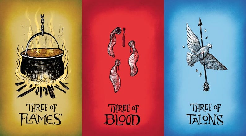 Op de afbeelding: Drie illustraties van tarotkaarten. De eerste toont een ketel boven vlammen, de tweede drie wormachtige figuren en de derde een duif doorboord door een pijl. Elke kaart heeft een titel.