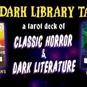 Op de afbeelding: Het tarotdeck The Dark Library Tarot toont twee kaarten: 0. The Fool met Frankenstein's Monster op een klif, en 18. The Moon met Cthulhu onder een gloeiende bol. De tekst luidt The Dark Library Tarot, a tarot deck of Classic Horror & Dark Literature.