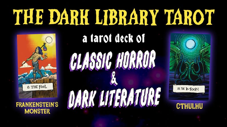 Op de afbeelding: Het tarotdeck The Dark Library Tarot toont twee kaarten: 0. The Fool met Frankenstein's Monster op een klif, en 18. The Moon met Cthulhu onder een gloeiende bol. De tekst luidt The Dark Library Tarot, a tarot deck of Classic Horror & Dark Literature.