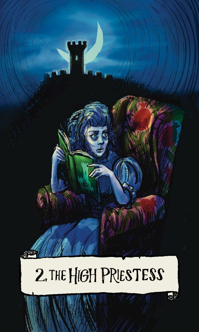 Op de afbeelding: Illustratie van een vrouw die een groen boek leest in een stoel met een patroon. Een kasteel en een halve maan zijn op de achtergrond te zien. De tekst "2. The High Priestess" staat onderaan.