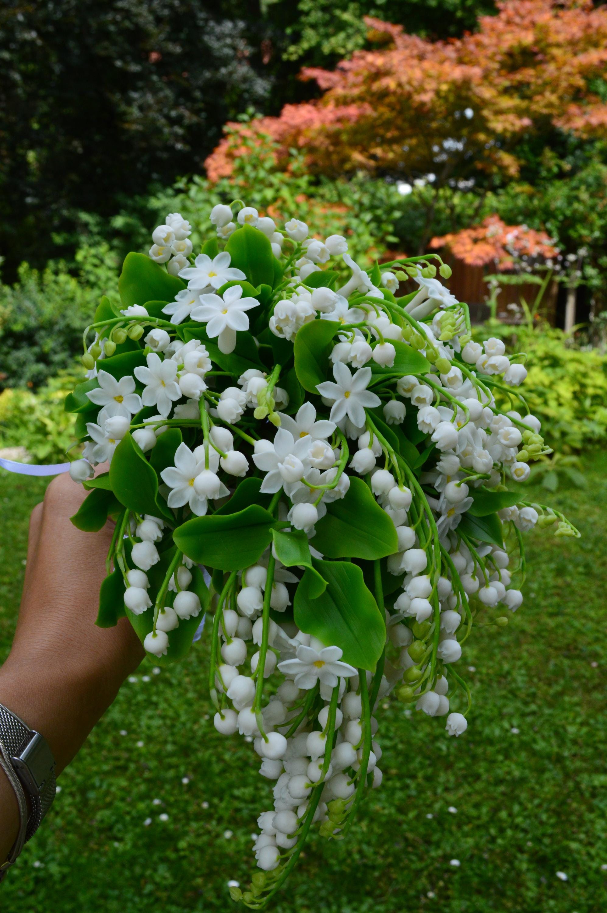 Brautstrauß aus Maiglöckchen und Stephanotisblüten, geschmückt