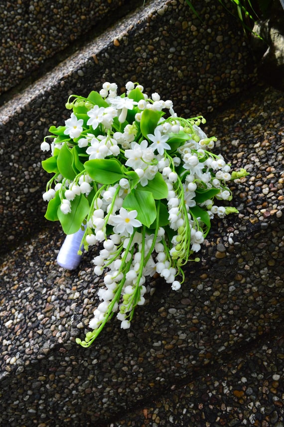 Brautstrauß aus Maiglöckchen und Stephanotisblüten, geschmückt