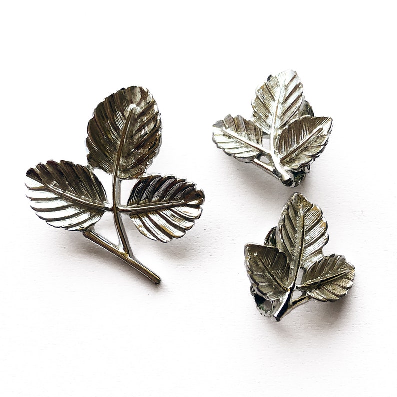 60/'s Sarah Coventry Silver Tone Leaf Earring Brooch Set