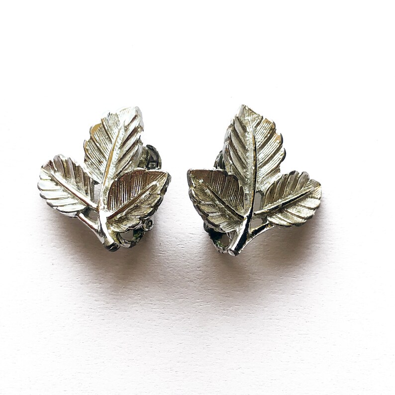 60/'s Sarah Coventry Silver Tone Leaf Earring Brooch Set