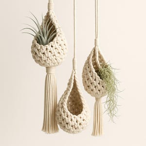 Handgemachte Makramee Blumenampel - Boho gewebte Seil Luftpflanzenhalter mit Holzring für die Wanddekoration