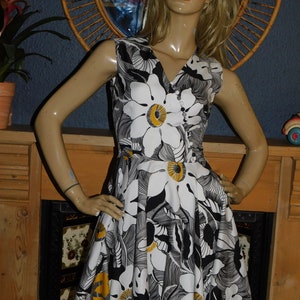 Vintage 60s FINNISH Black White Yellow PSYCHEDELIC FLOWER Power Daisy Print Mod Gogo Dress 8 S Xs 1960s Modette image 2