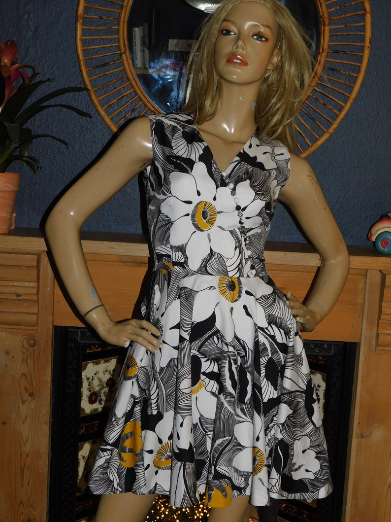 Vintage 60s FINNISH Black White Yellow PSYCHEDELIC FLOWER Power Daisy Print Mod Gogo Dress 8 S Xs 1960s Modette image 2